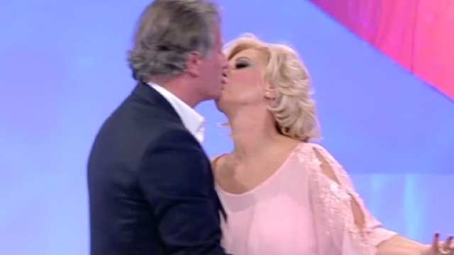Tina bacia Giorgio! | WittyTV - Part 566276 - wittytv.it