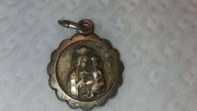 Il ciondolo oggetto che potrebbe appartenere a Roberta Ragusa