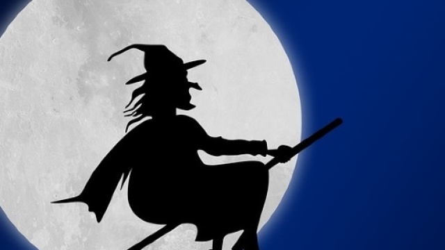 L'inconfondibile Befana sulla sua scopa
