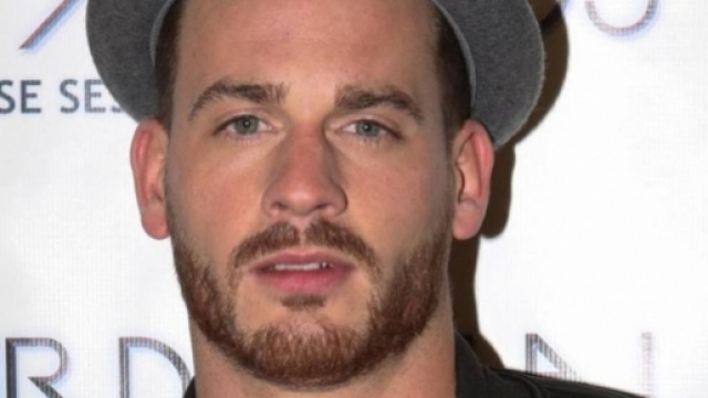 Rapha&euml;l tacle Milla Jasmine (Les Anges 9) sur le plateau du Mad Mag !