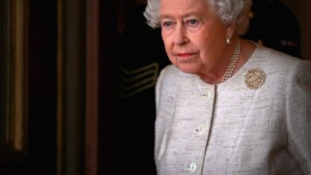 Regina Elisabetta passeggia e viene scambiata per un malintenzionato da una guardia