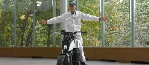 Honda Riding Assist mant&eacute;m o equil&iacute;brio da moto parada ou em baixa velocidade