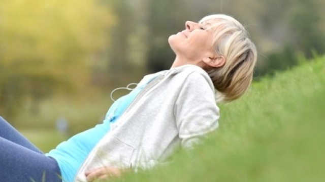 Alimentazione, esercizio fisico, sonno e esercizi per allenare la mente.