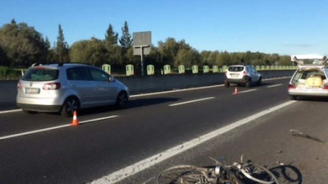 I resti della bicicletta sul luogo del tragico incidente mortale.