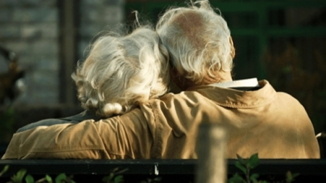 Il dramma di un anziano e della moglie in coma