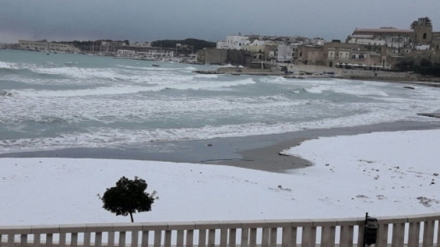 Il mare di Otranto e la spiaggia innevata.
