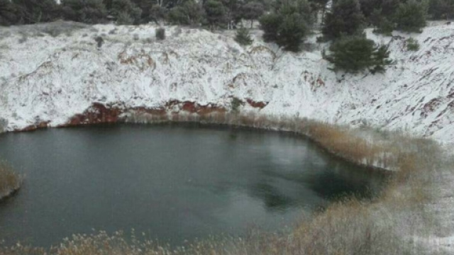 Il lago di bauxite innevato a Otranto.