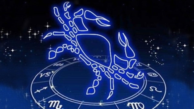Oroscopo di domani | previsioni zodiacali di marted&igrave; 10 gennaio 2017: segno 'top del giorno' Cancro
