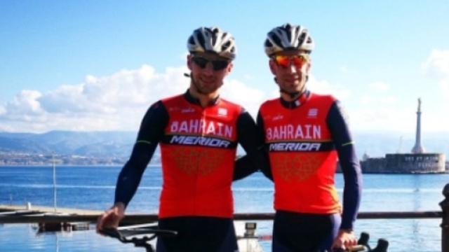 Vincenzo e Antonio Nibali con la maglia del Team Bahrain Merida.