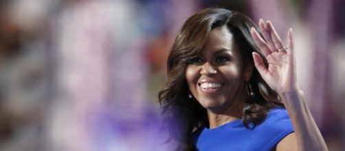 Michelle Obama leaves something behind on the White House lawn. Photo: Blasting News Library - eonline.com