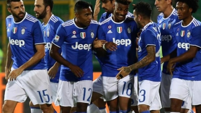 Calciatori della Juventus festeggiano dopo un gol