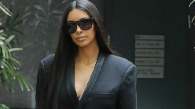 Kim Kardashian all'uscita dalla visita medica (Credits: radaronline.com)