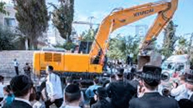 Le pare-brise du camion de chantier Mercedes r&eacute;v&egrave;le de nombreux impacts de balles