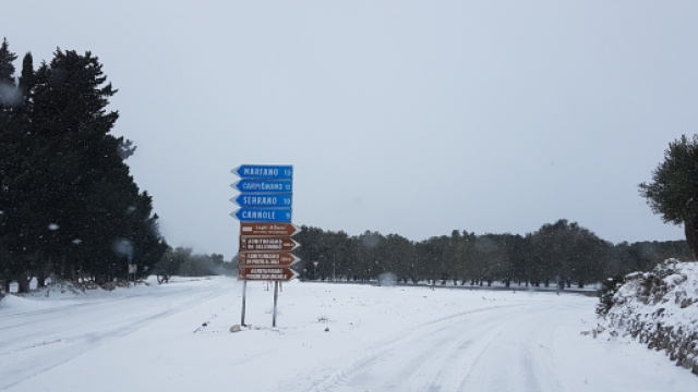 Una strada innevata nel Salento.