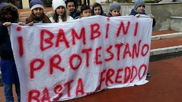 Bambini della scuola materna e ragazzi costretti a fare lezione al freddo nelle aule
