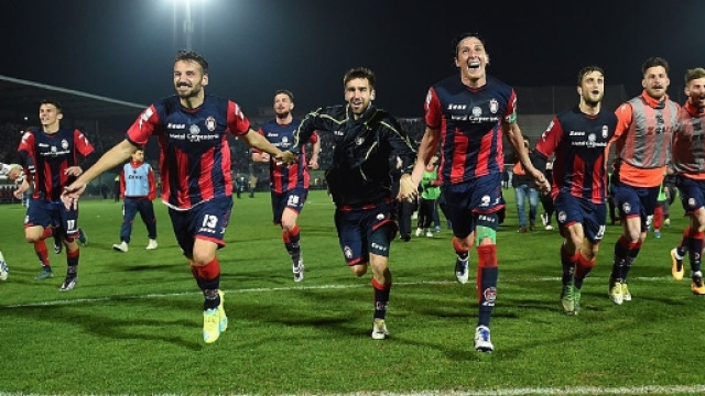 I calciatori del Crotone, squadra di Serie A.