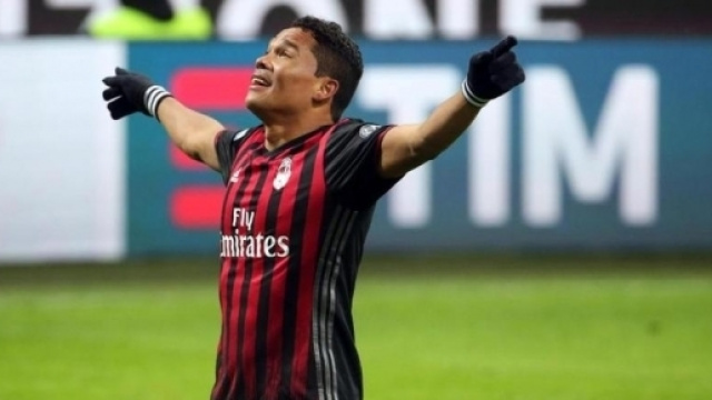 L'esultanza di Bacca dopo la rete al Cagliari