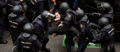 La polic&iacute;a llevando una manifestante