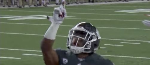 Washington State recorded a three-point upset win over the USC Trojans on Friday night. [Image via WSUCougarAthletics/YouTube]