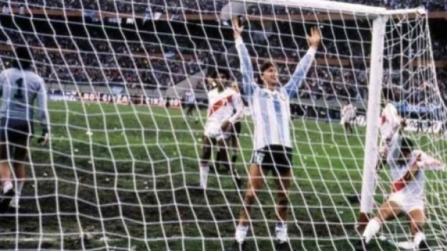 Argentina-Per&ugrave; 2-2 del 1985, l'esultanza di Gareca dopo il gol