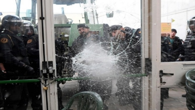 La police espagnole se saisit des urnes pendant le r&eacute;f&eacute;rendum en Catalogne.