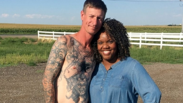 Michael Kent modifica tatuaggi raffiguranti svastiche