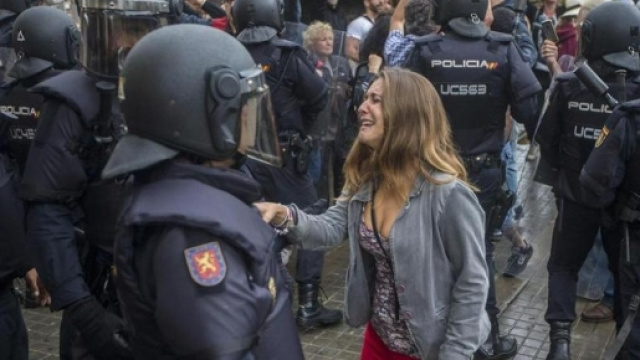 Referendum Catalogna, la violenta repressione della guardia civil