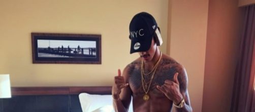 Mc Livinho postou foto com dinheiro na cueca