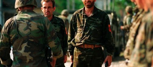 Miembros del Ej&eacute;rcito de Liberaci&oacute;n del Kosovo por DoD photo by Sgt. Craig J. Shell, U.S. Marine Corps/Wikimedia Commons