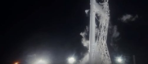 SpaceX Falcon 9 launches Iridium-3 & Falcon 9 first stage landing [Image: SciNews/YouTube]