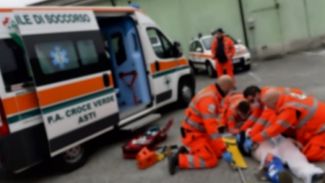 La donna &egrave; spirata tra le braccia del figlio. I soccorsi non hanno potuto fare nulla per lei.