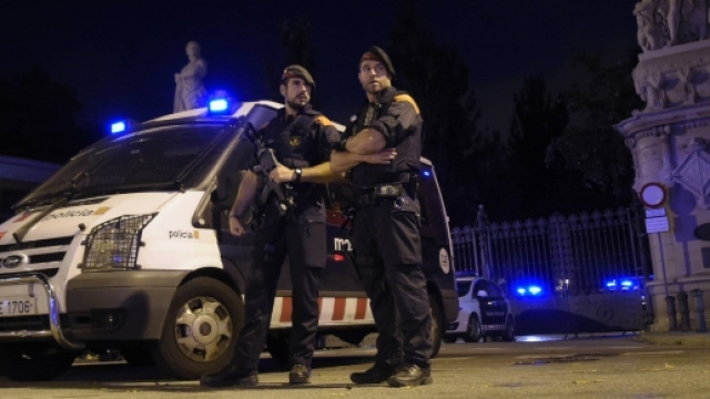 La polizia catalana sostiene l'indipendenza