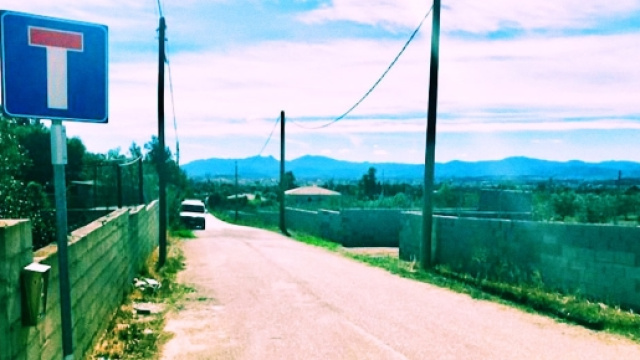 La strada vicino alla centrale elettrica di Olbia dove &egrave; accaduta la rapina.