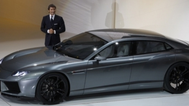 Lamborghini Estoque prototipo esposta al Salone di Parigi nel 2008. Accanto all'auto Stephan Winkelmann, allora presidente e CEO Lamborghini.
