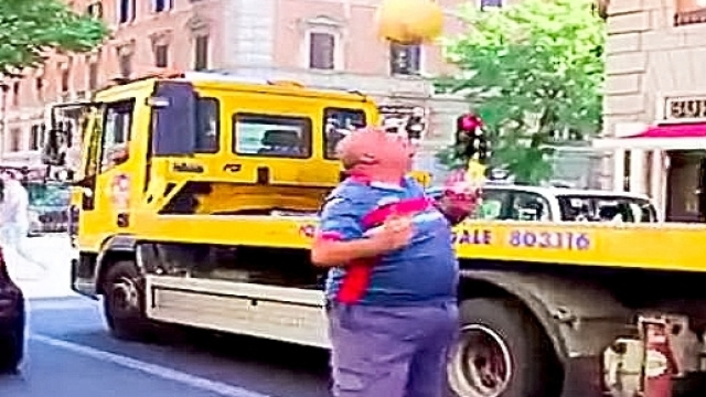 Nicolae Negrila,famoso calciatore ritirato della Romania, obbligato a chiedere l'elemosina a Roma .Fonte:http://www.liberoquotidiano.it/