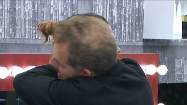 Luca Onestini consolato da Daniele Bossari