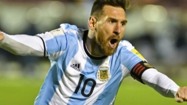 Messi, notte da Maradona: tripletta e Argentina al Mondiale - panorama.it