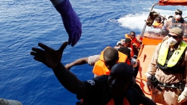 Nella chiesa divisa sull'accoglienza ai migranti - Roberta Carlini ... - internazionale.it