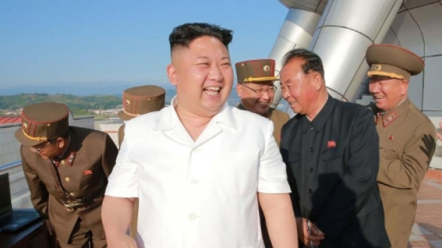 Kim Jong-un guarda entusiasta il test missilistico - thesun.co.uk