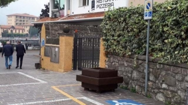 Paratico, fioriera collocata all'interno di un parcheggio per persone con disabilit&agrave;
