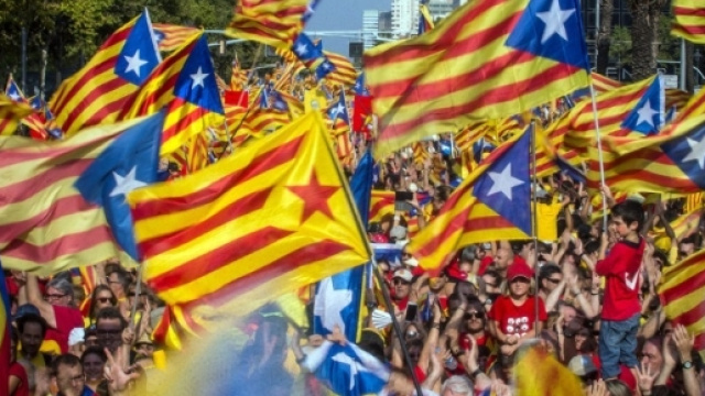 Puigdemont annuncia indipendenza, poi la sospende