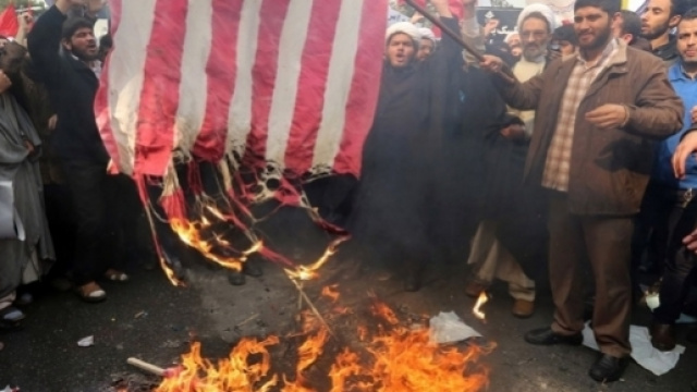 Teheran: con Donald Trump riprendono i roghi delle bandiere americane