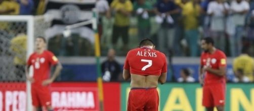 Alexis se lamenta tras uno de los goles de Brasil