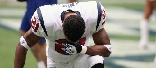 College football player on bended knee, CCO | Pixabay