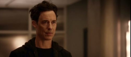 Tom Cavanaugh returns as Earth 2 Harrison Wells in "The Flash" Season 4. (Photo:YouTube/Pagey)