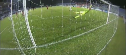 USMNT goalie Tim Howard failing to stop the 'own goal' that cost USA its shot at the 2018 World Cup. | Credit (GameDayHighlights/YouTube)
