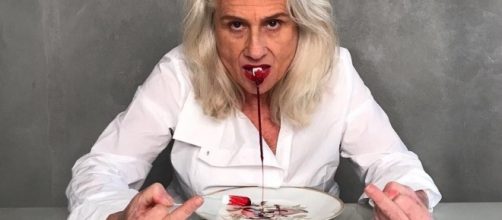 Vera Holtz com absorvente ensanguentado na boca (foto:vogue.globo.com)