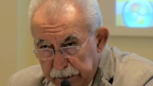 Giulietto Chiesa durante un convegno