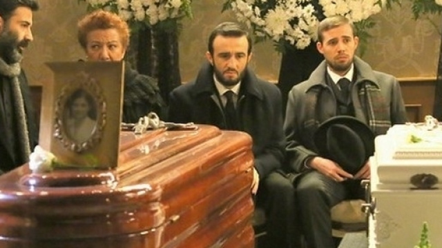 Il Segreto: il funerale doloroso di Candela e il figlio