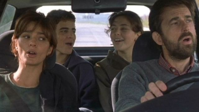 Laa scena del film dove la famiglia Sermonti unita e felice canta Insieme a te non ci sto pi&ugrave;